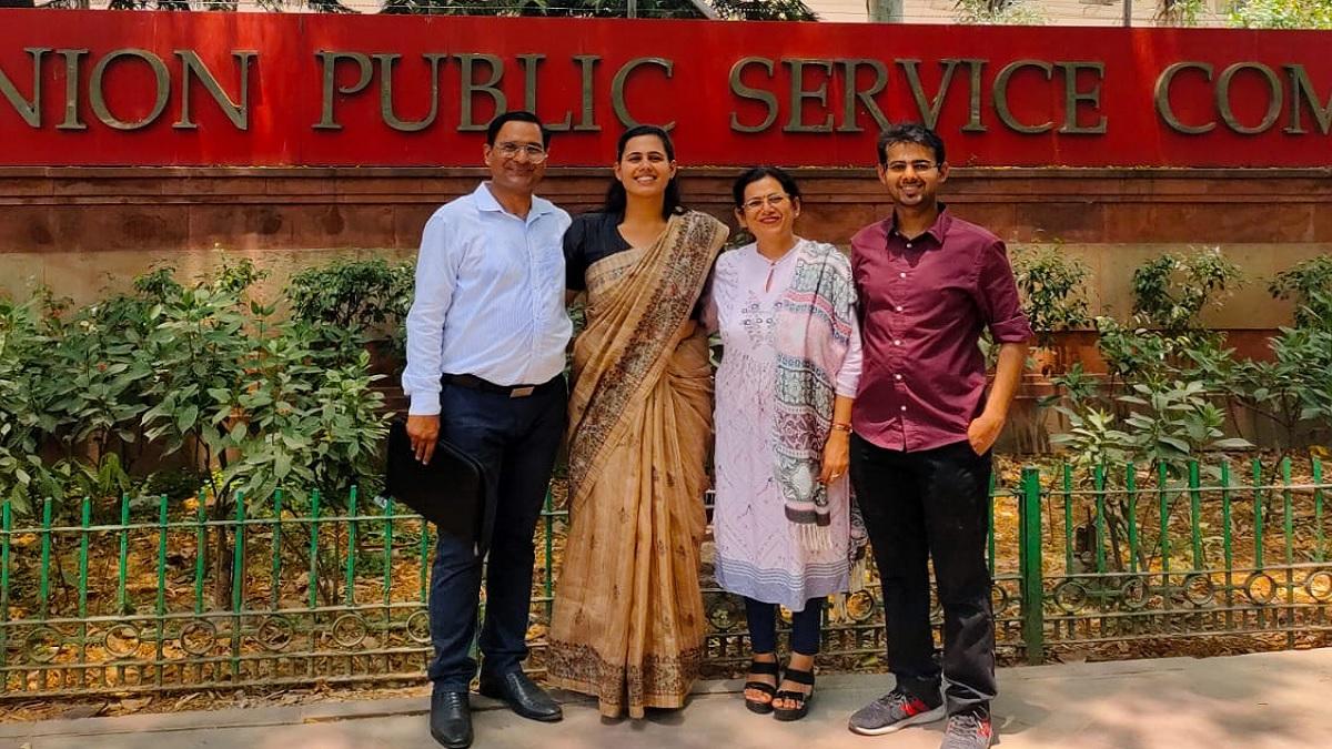 IAS Topper Gamini Singla UPSC Rank, Marksheet, Age, Family, Education & Biography